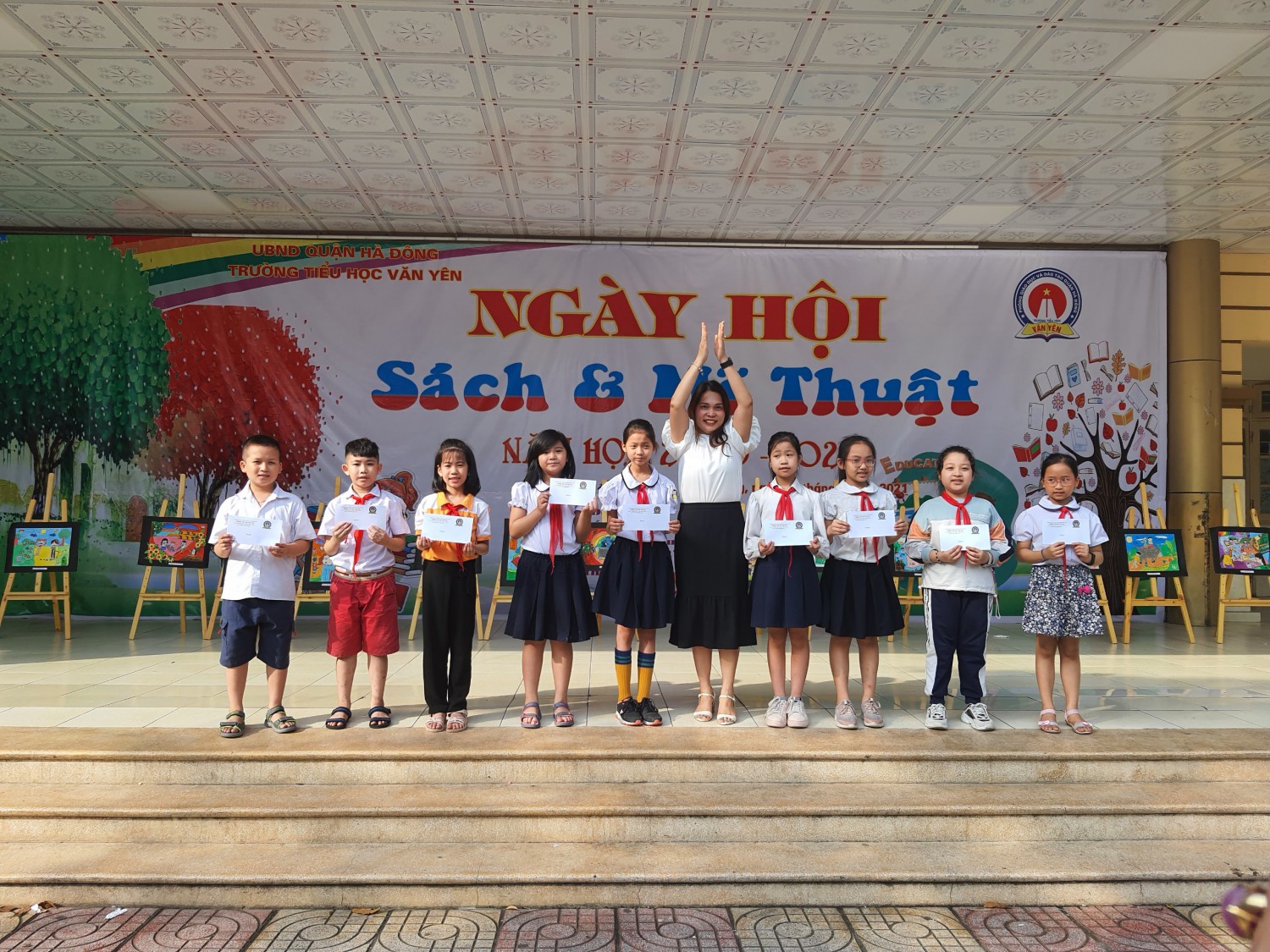 Cô giáo Phương Thị Thìn - Hiệu trưởng nhà trường trao giải Nhất cho các bạn học sinh khối 3.